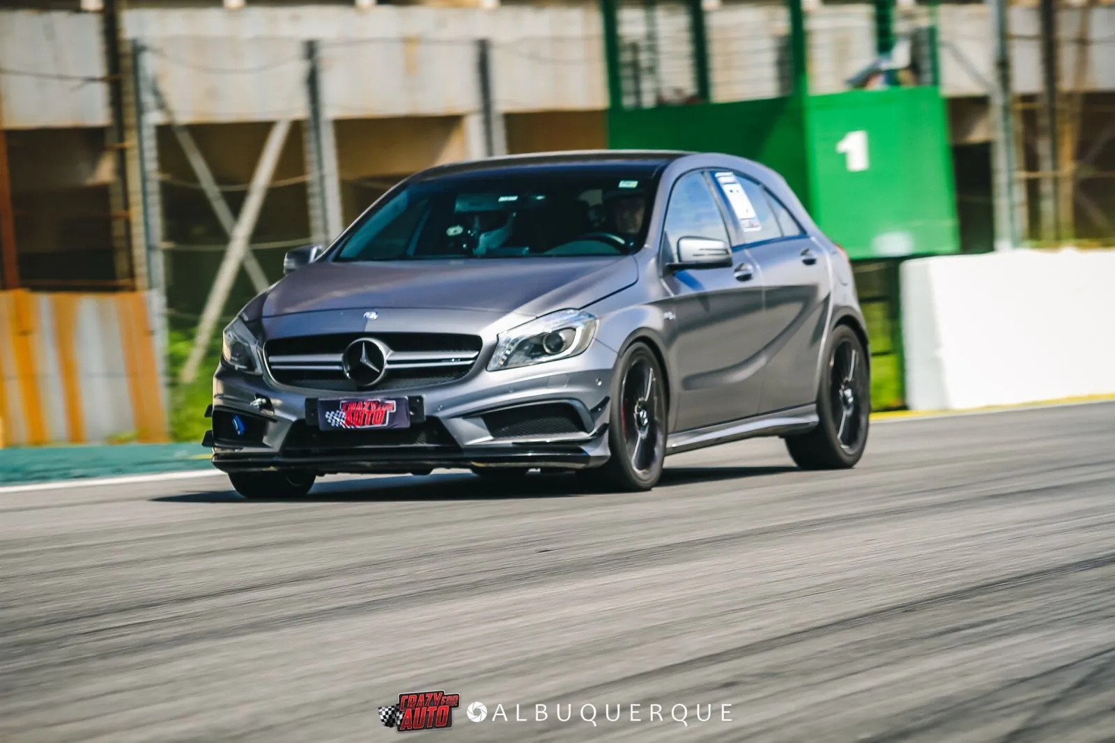 Mercedes A45 AMG cinza em Interlagos