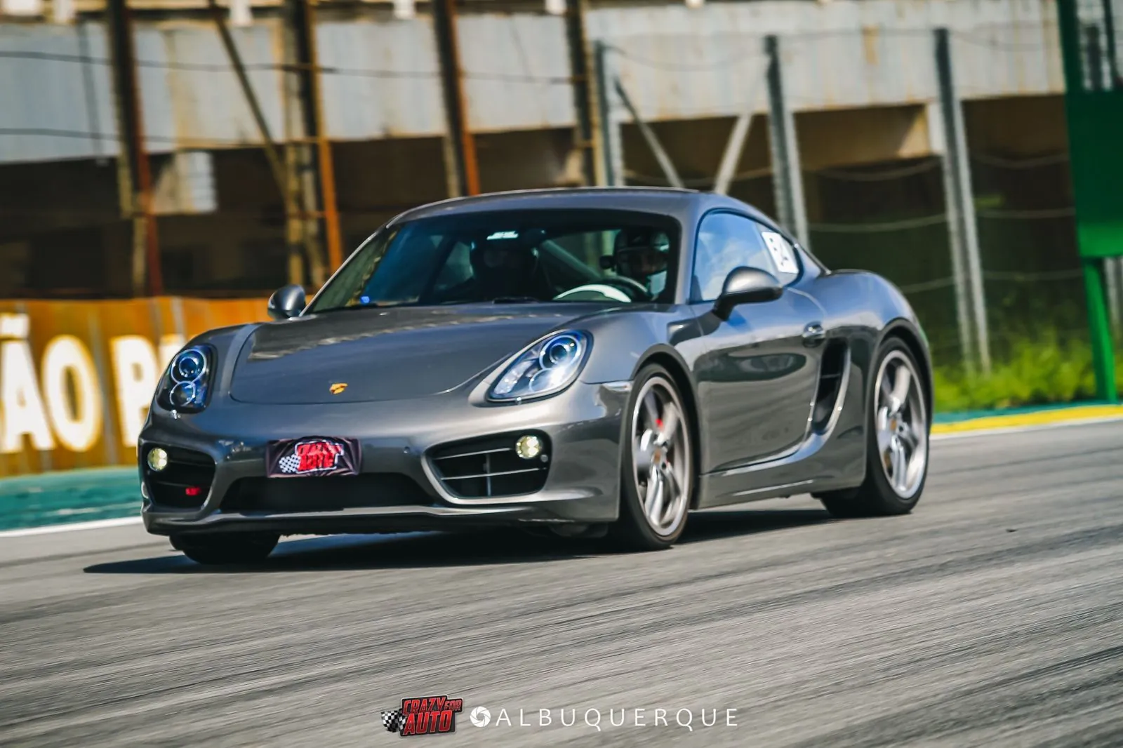 Porsche Cayman cinza em Interlagos