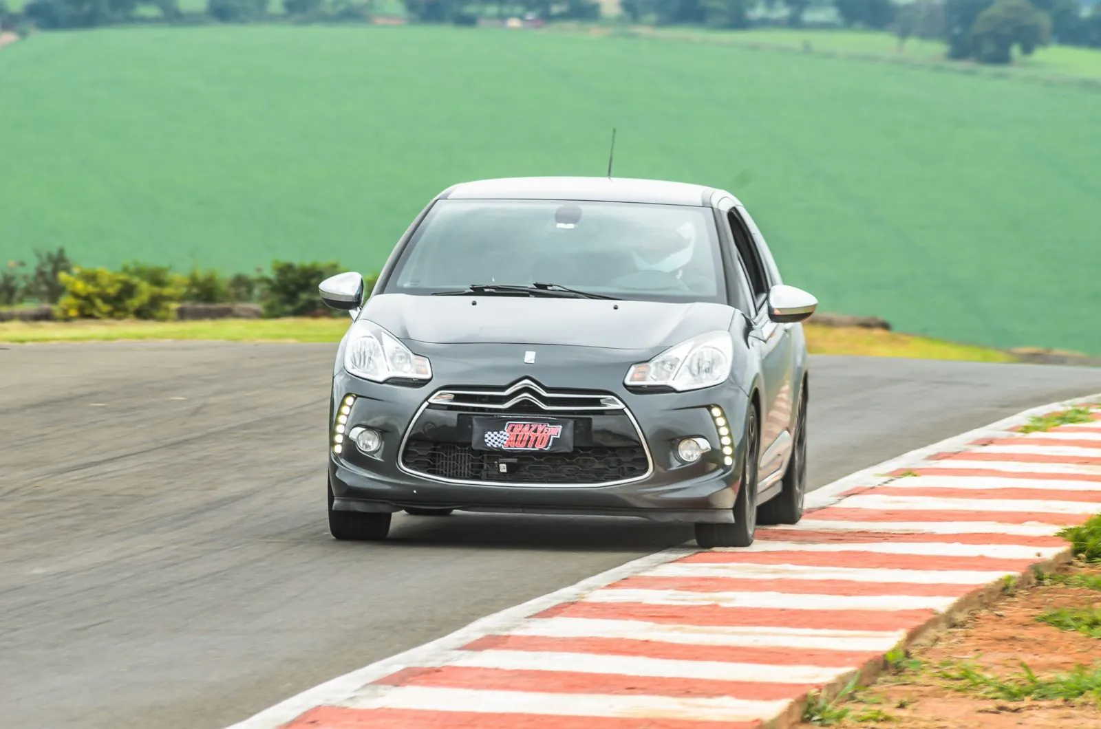 Citroën DS3 contornando curva com zebra vermelha e branca
