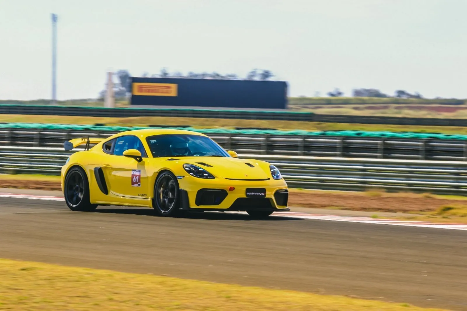 Porsche 718 Cayman GT4 RS amarelo em alta velocidade na pista