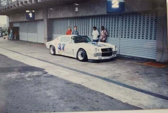 Camaro 37 branco estacionado em frente aos boxes 1 e 2 de Interlagos