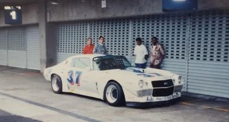 Camaro 37 branco em frente aos boxes de Interlagos