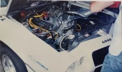 Motor do Camaro 37 com o capô aberto e cabos de vela amarelos