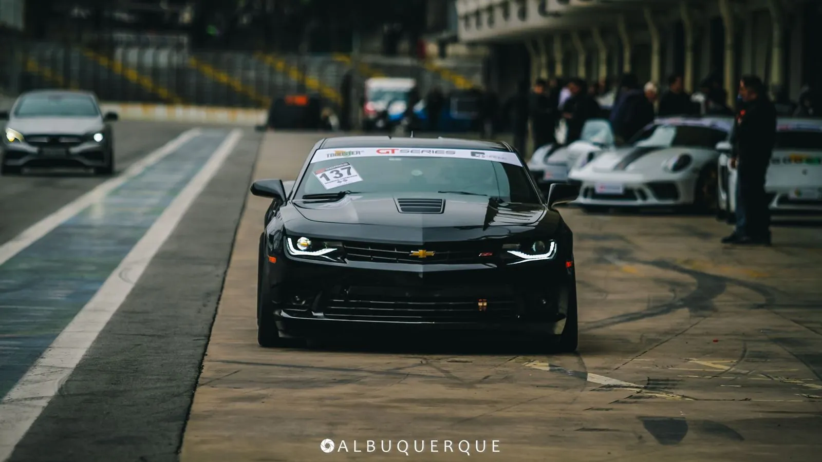 Camaro preto nos boxes de Interlagos, nos primeiros anos da equipe