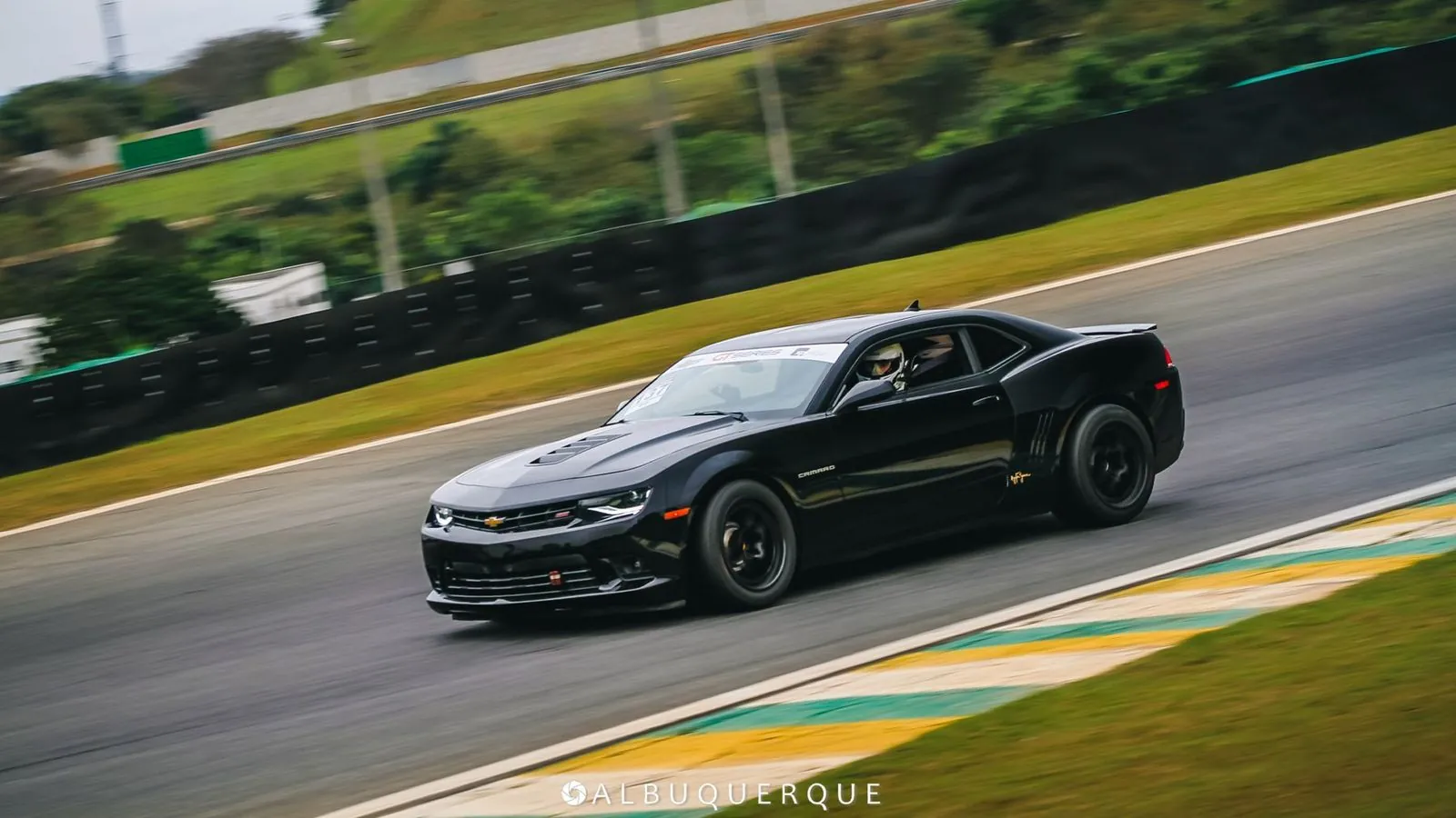 Camaro preto em alta velocidade em Interlagos