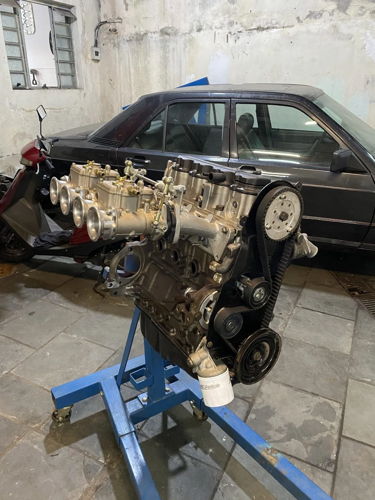 Motor GM 2.0 pronto no cavalete, com duas Weber 40 DCOE