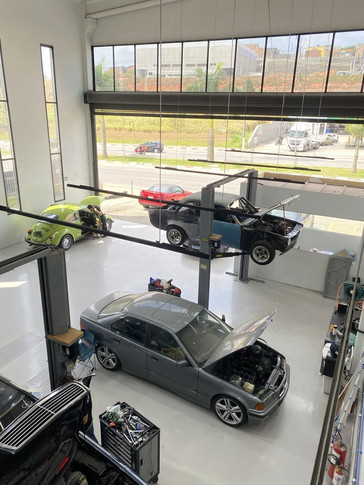 CHEV37TE suspenso no elevador da oficina da A-Spec, visto do mezanino