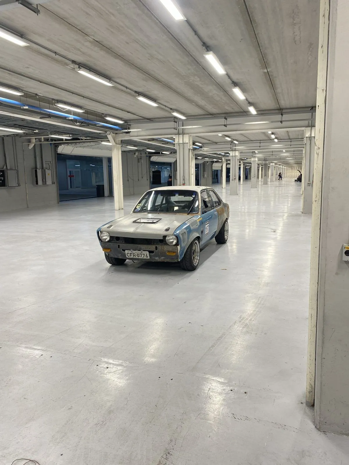 CHEV37TE de frente nos boxes de Interlagos