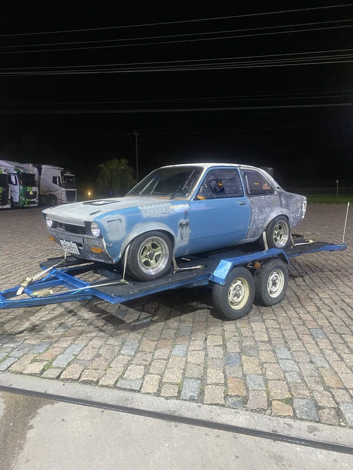 CHEV37TE preso na carretinha, à noite, a caminho do evento