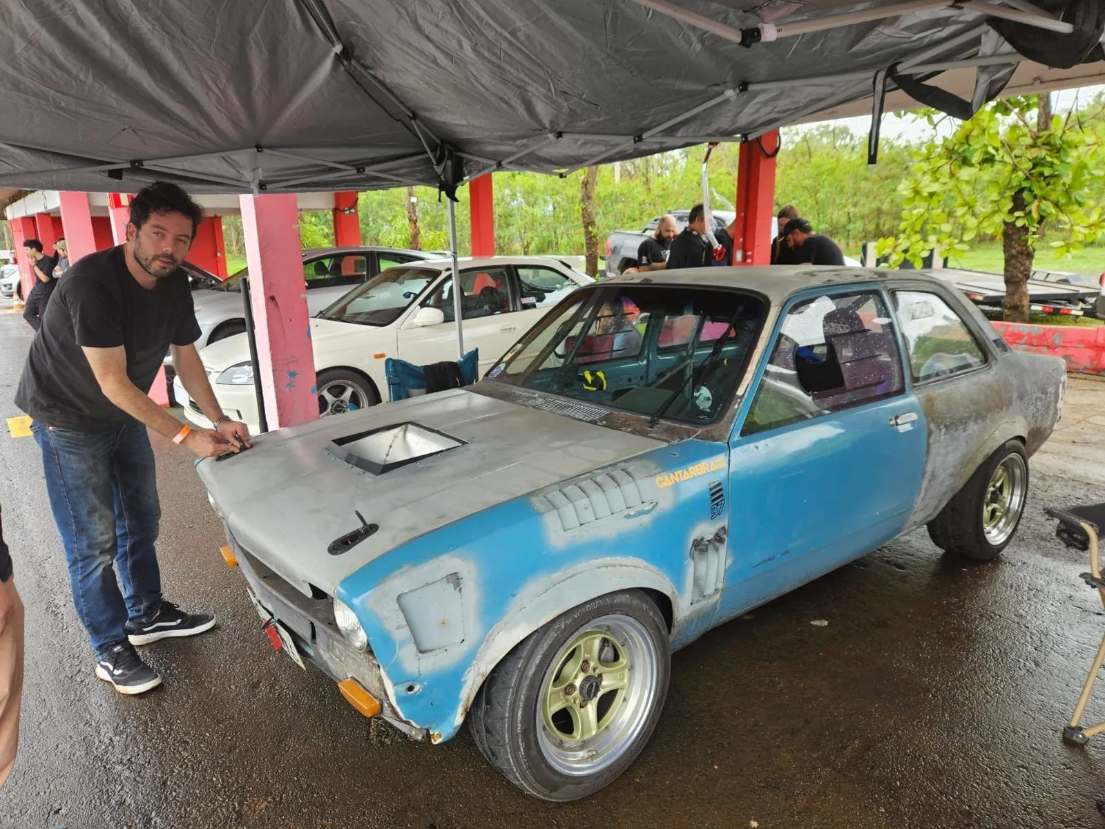 Ricardo ao lado do CHEV37TE na tenda do box, no Kartódromo de Limeira