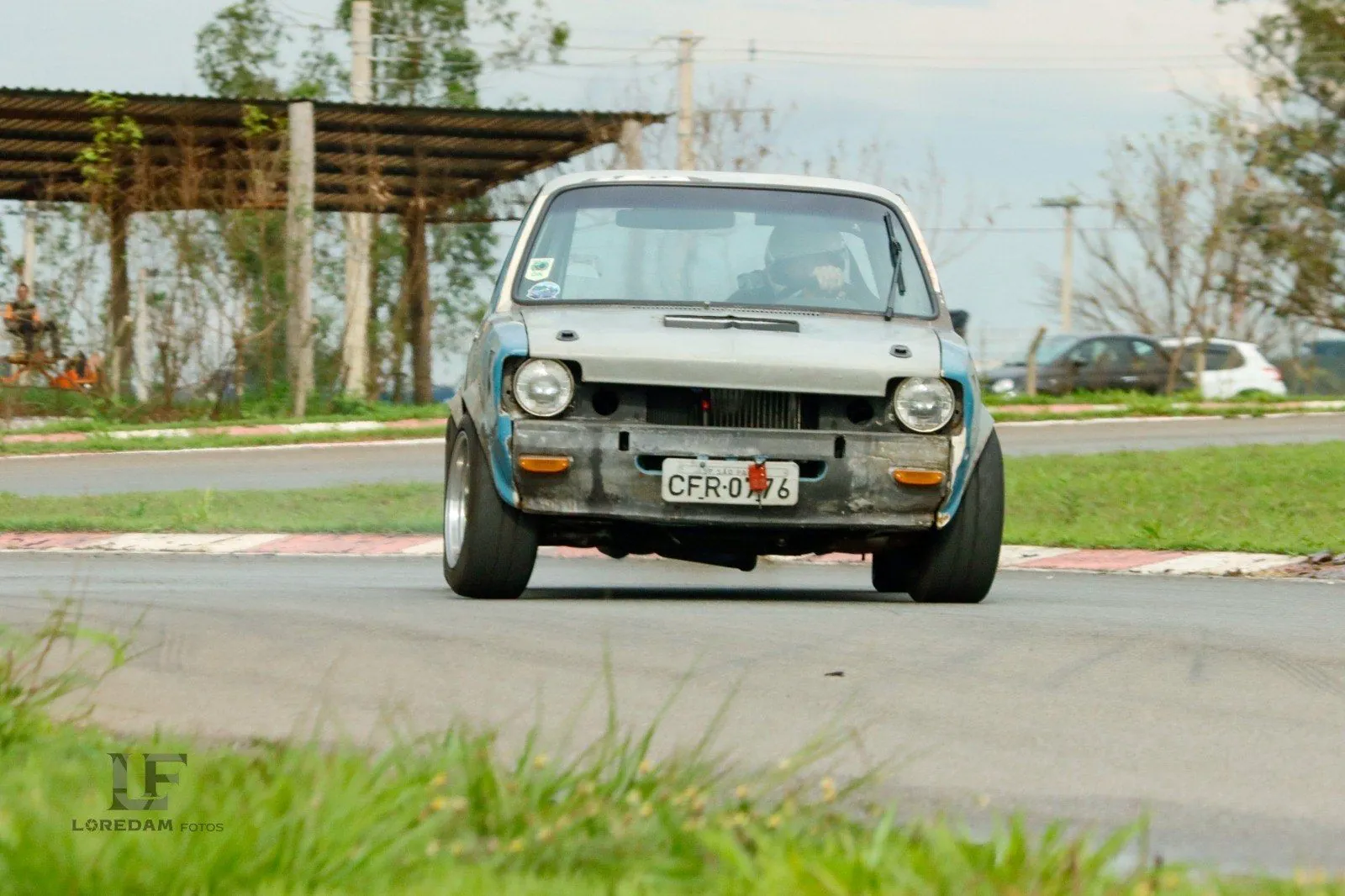 CHEV37TE de frente, saindo de uma curva no Kartódromo de Limeira, com a roda dianteira interna aliviada. Foto: Loredam Fotos