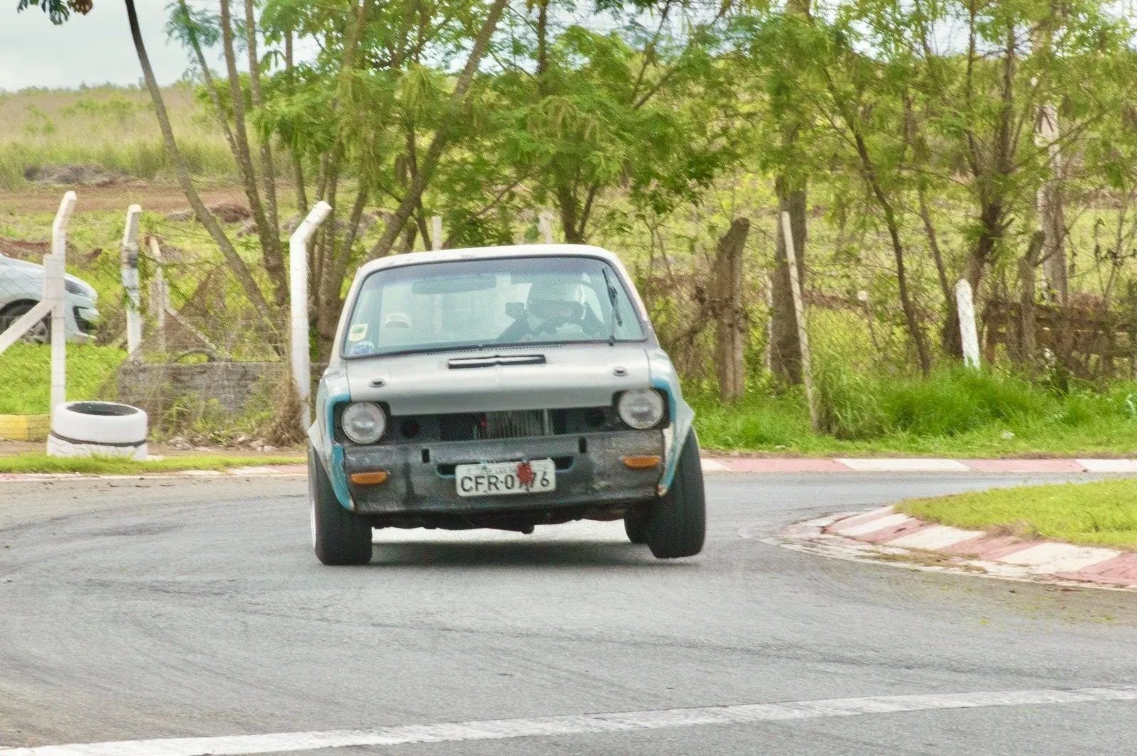 CHEV37TE de frente, contornando curva no Kartódromo de Limeira
