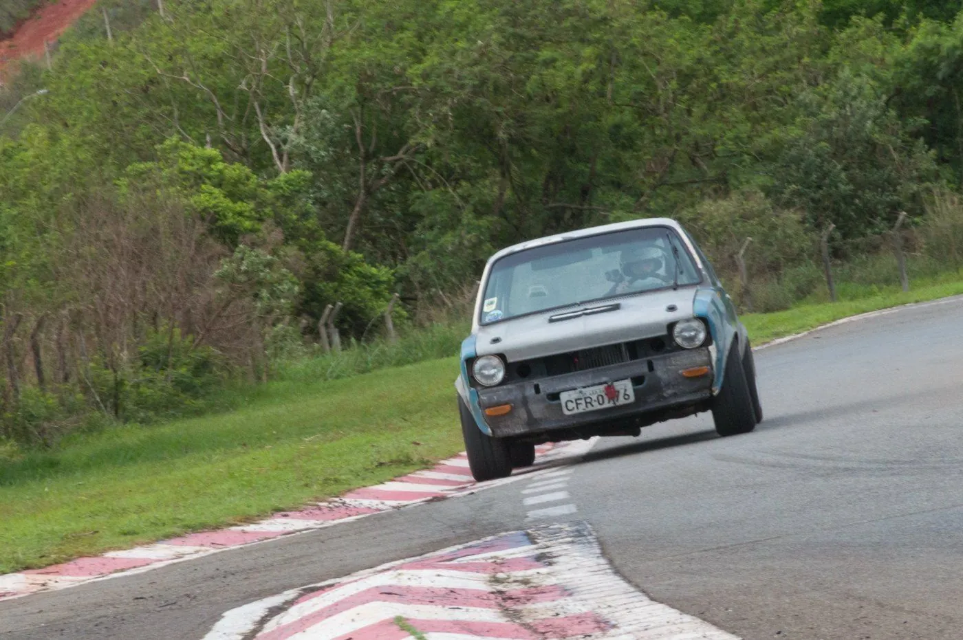 CHEV37TE passando por cima da zebra numa curva do Kartódromo de Limeira