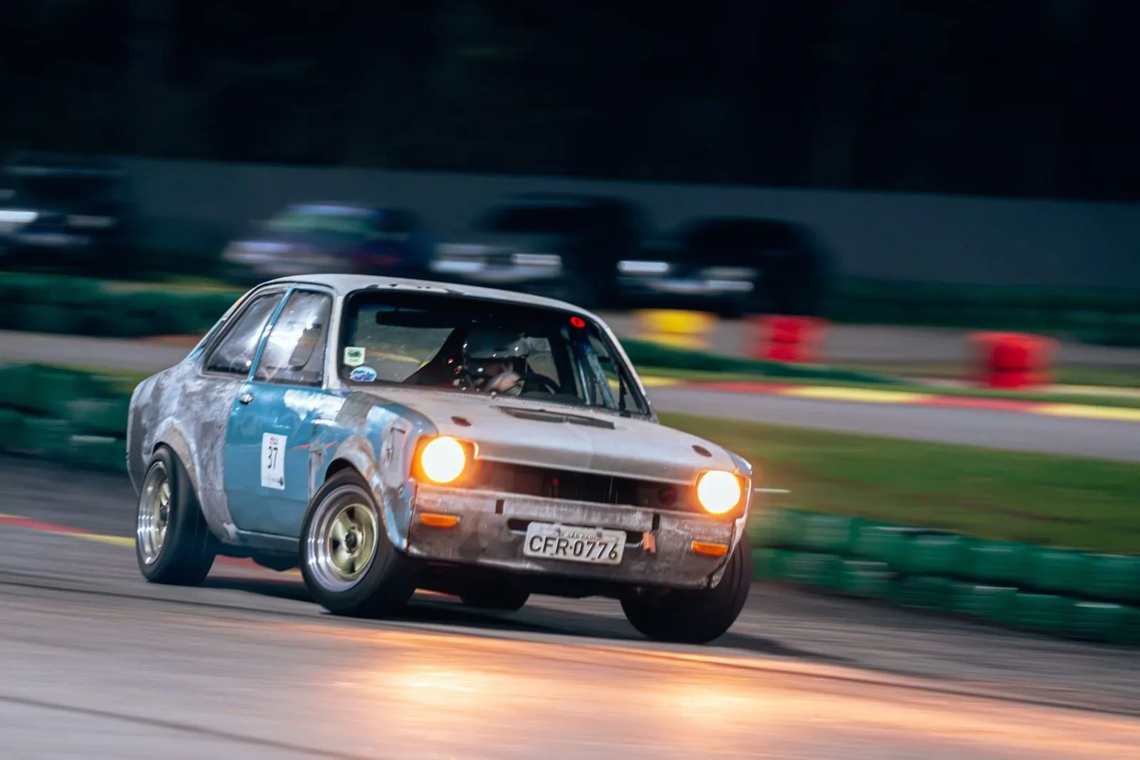 CHEV37TE em alta velocidade à noite
