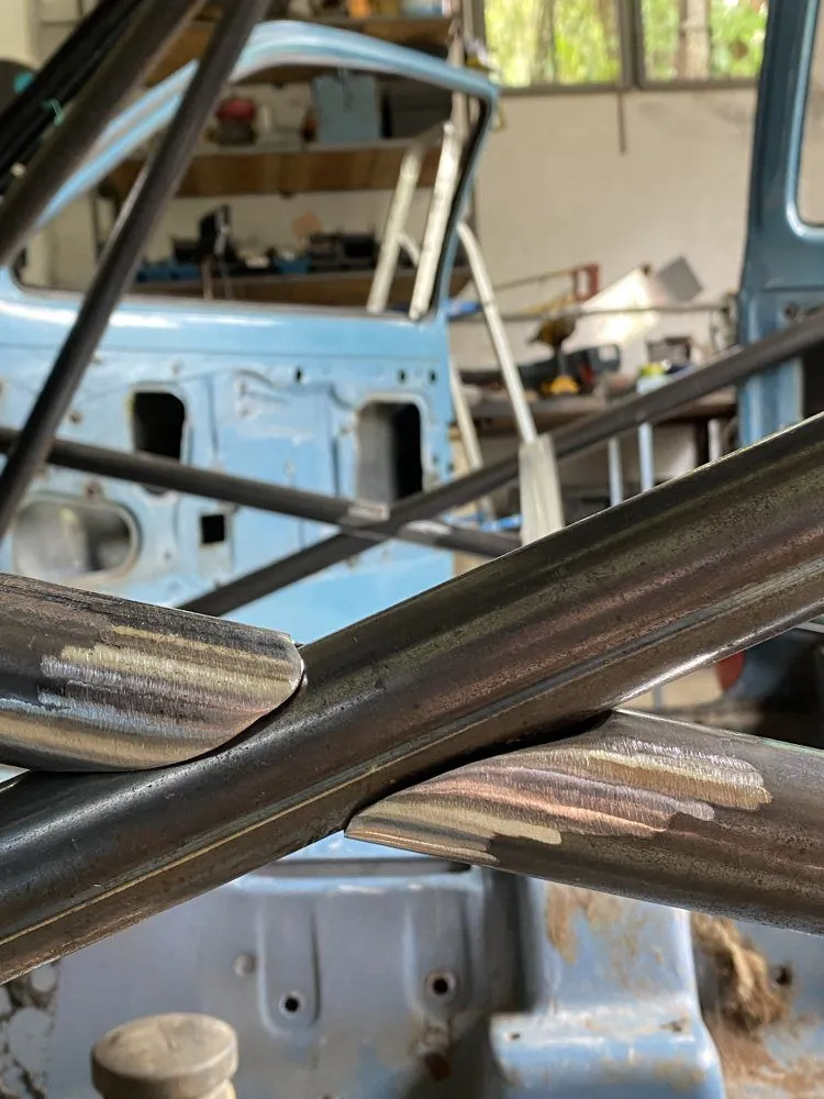Detalhe do encaixe entre os tubos da gaiola, preparados para a solda