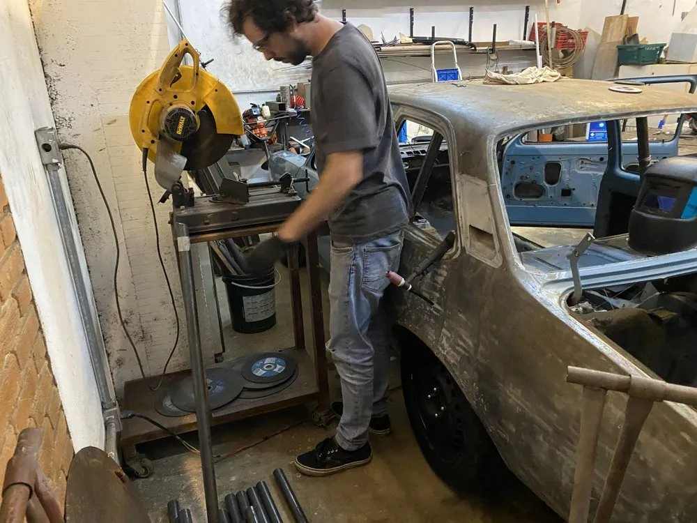 Julio Marino cortando tubos na policorte ao lado do CHEV37TE