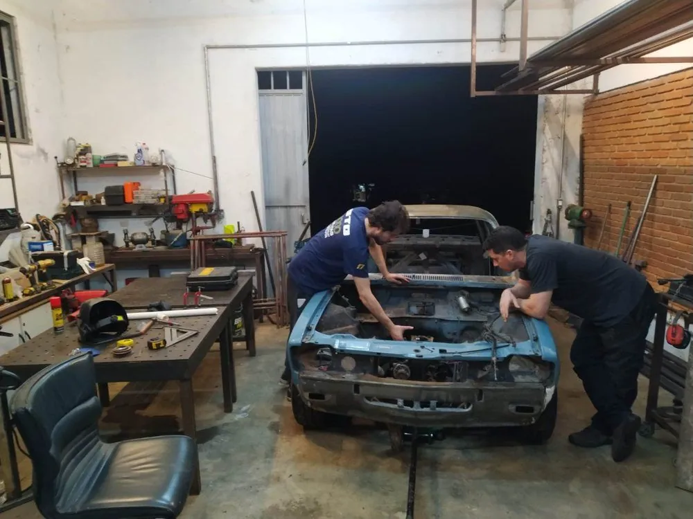 Ricardo e Julio Marino analisando o cofre do CHEV37TE na oficina