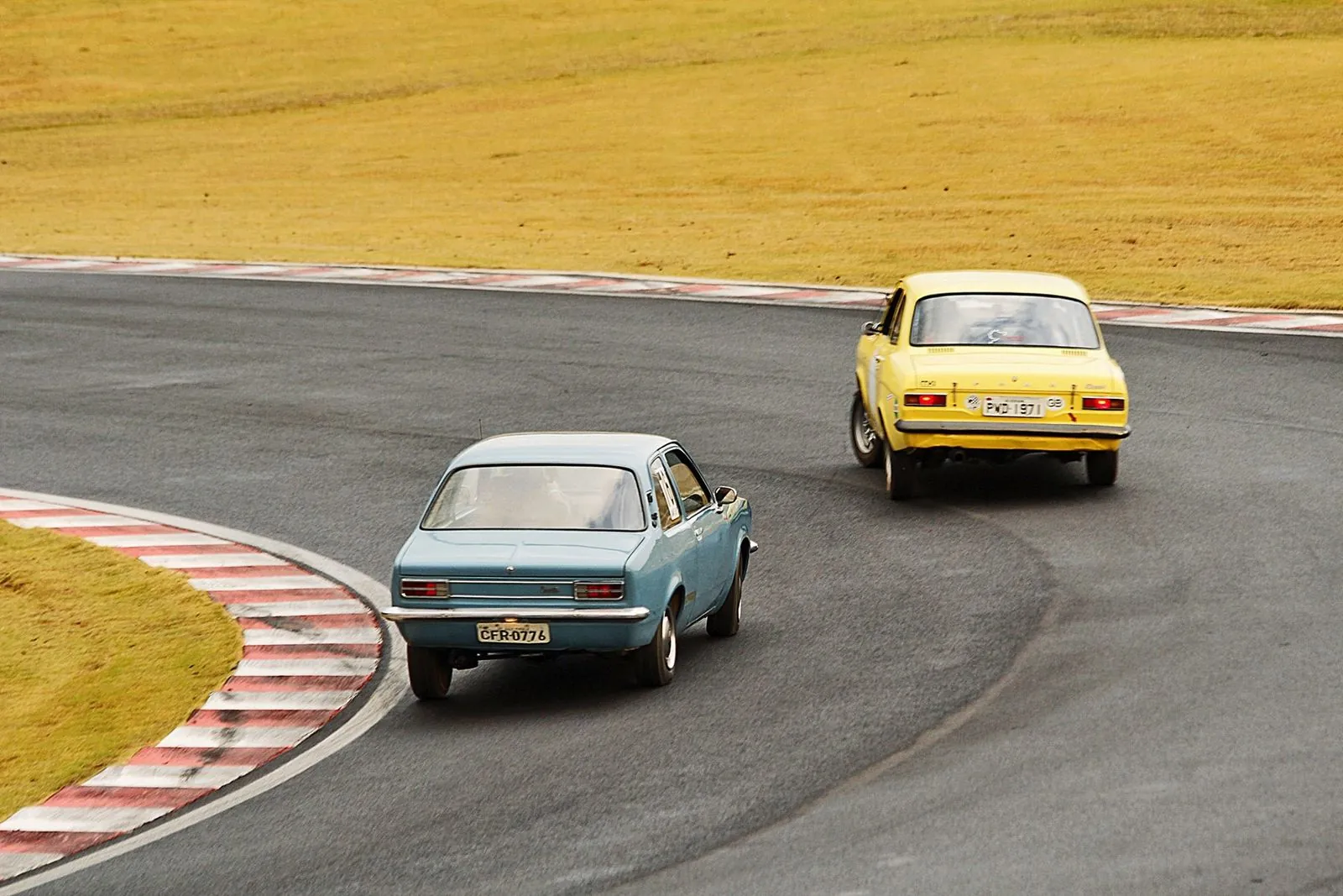 Chevette azul CHEV37TE e Escort MK1 amarelo contornando curva no Autódromo Velocitta