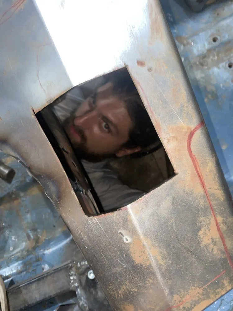Ricardo espiando por um recorte feito na lataria durante o reforço da estrutura