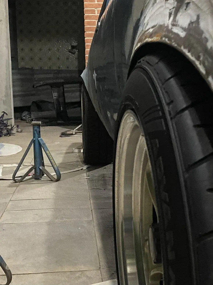 Roda e pneu do CHEV37TE vistos de baixo, com cavalete ao lado