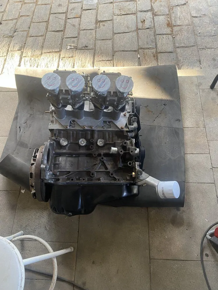 Motor GM 2.0 com quatro cornetas cobertas por fita, com carinhas desenhadas
