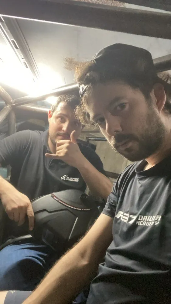 Selfie de Ricardo com Marco Liasch dentro do carro, entre os tubos da gaiola