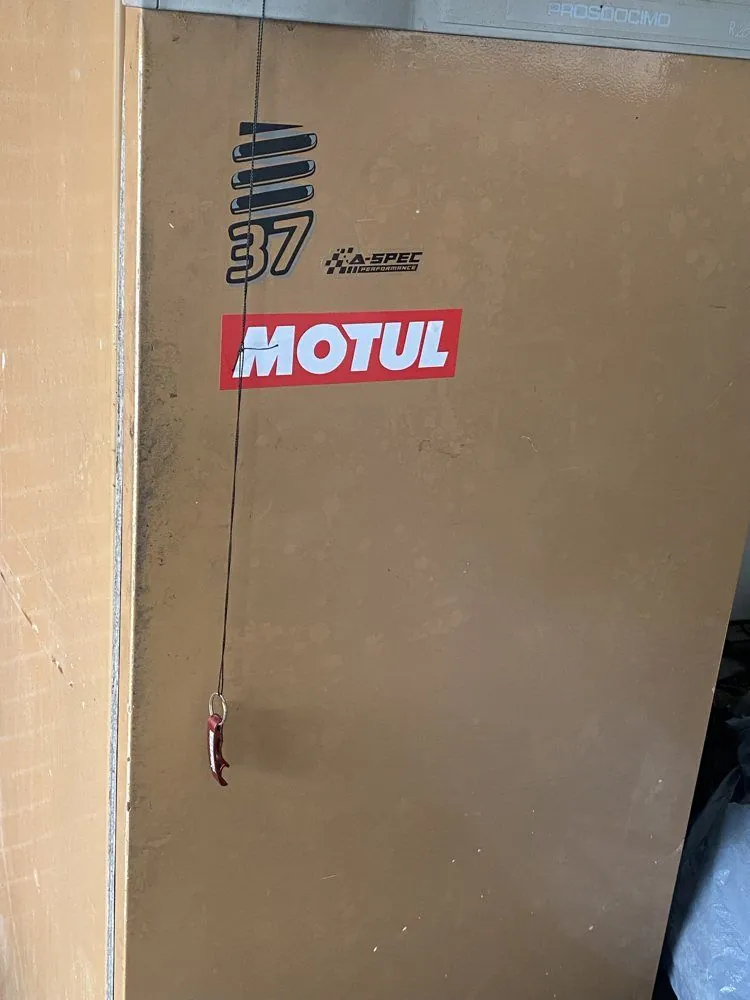 Geladeira da oficina com adesivos da Molas R37, A-Spec e Motul