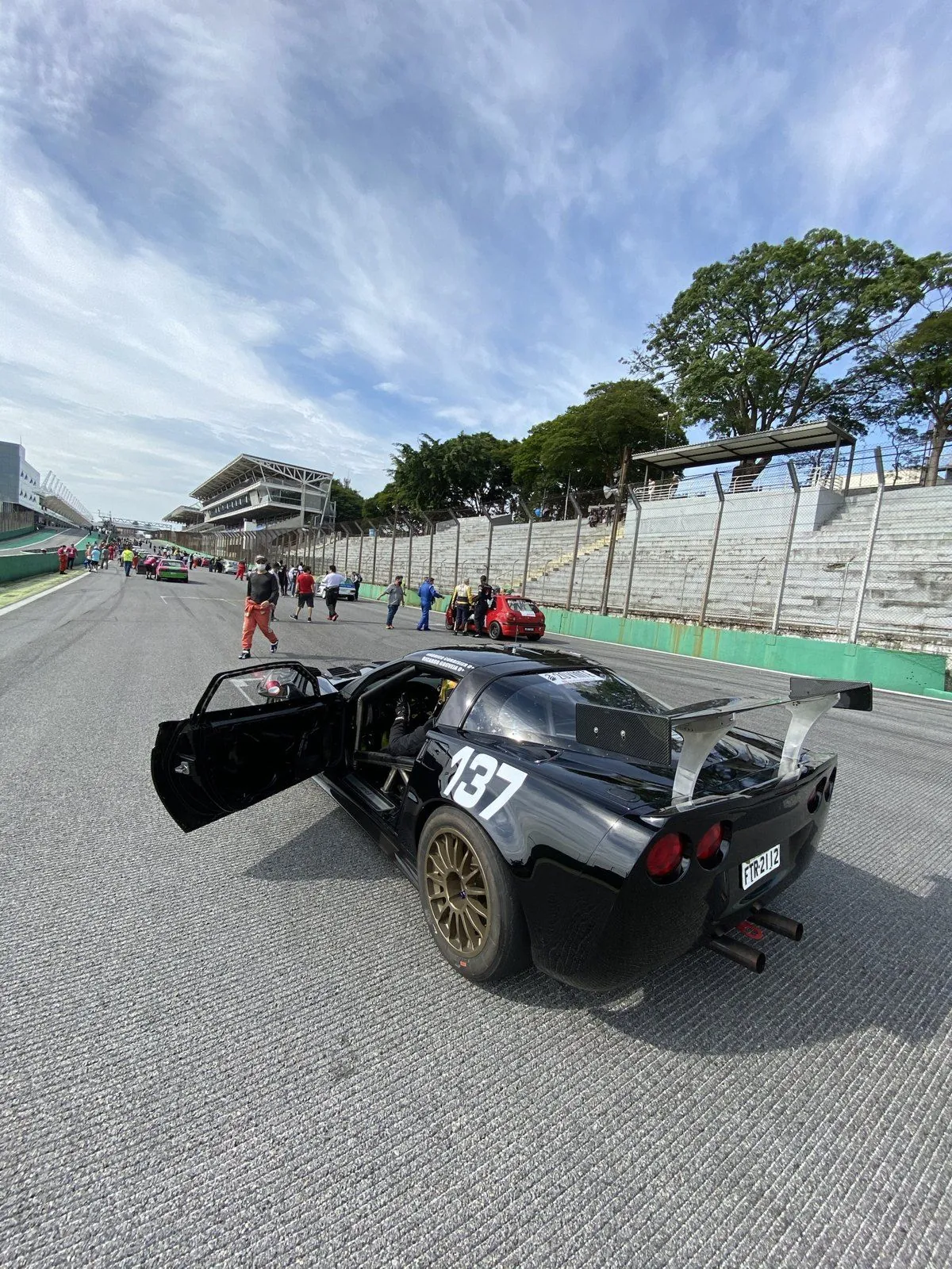 Corvette ZR-1 número 137 no grid da reta de Interlagos, com a porta aberta antes da largada das 1000 Milhas 2021