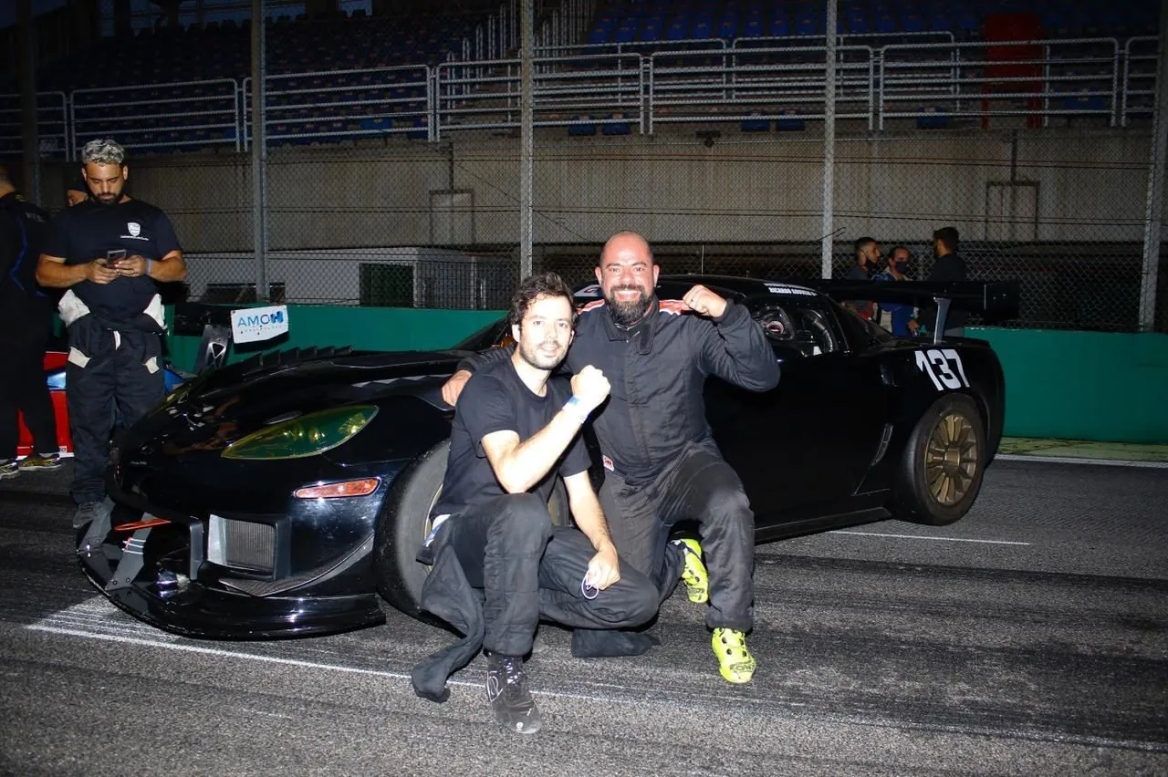 Ricardo e Rodrigo Corbisier comemorando ao lado do Corvette ZR-1 número 137 no grid de Interlagos