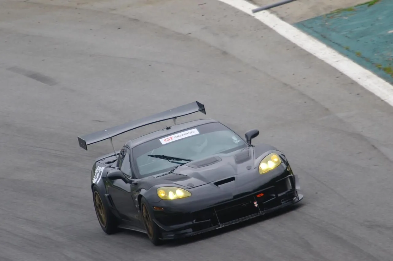 Corvette ZR-1 preto número 137 contornando curva em Interlagos