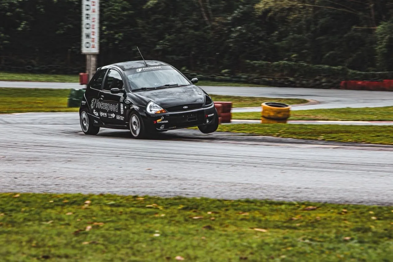 Ka XR da Focuspeed contornando curva no Aldeia da Serra com a roda dianteira interna levantada