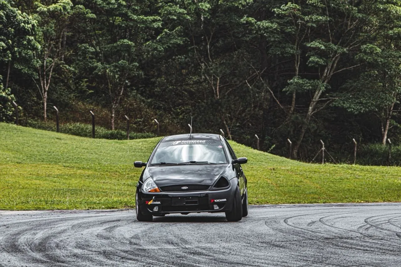Ka XR preto da Focuspeed vindo de frente numa curva do Kartódromo Aldeia da Serra