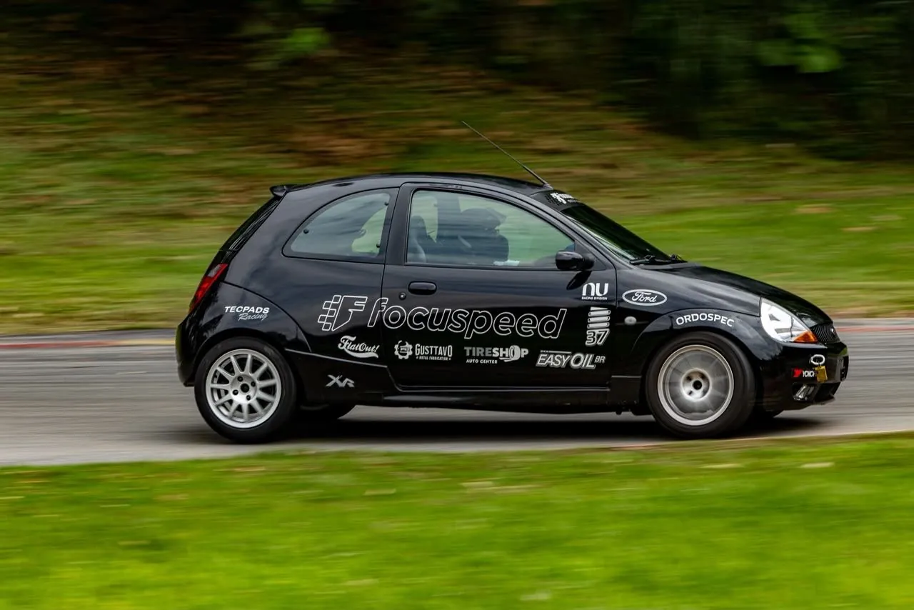 Ka XR da Focuspeed de lado, em movimento, com adesivos de patrocinadores e o número 37
