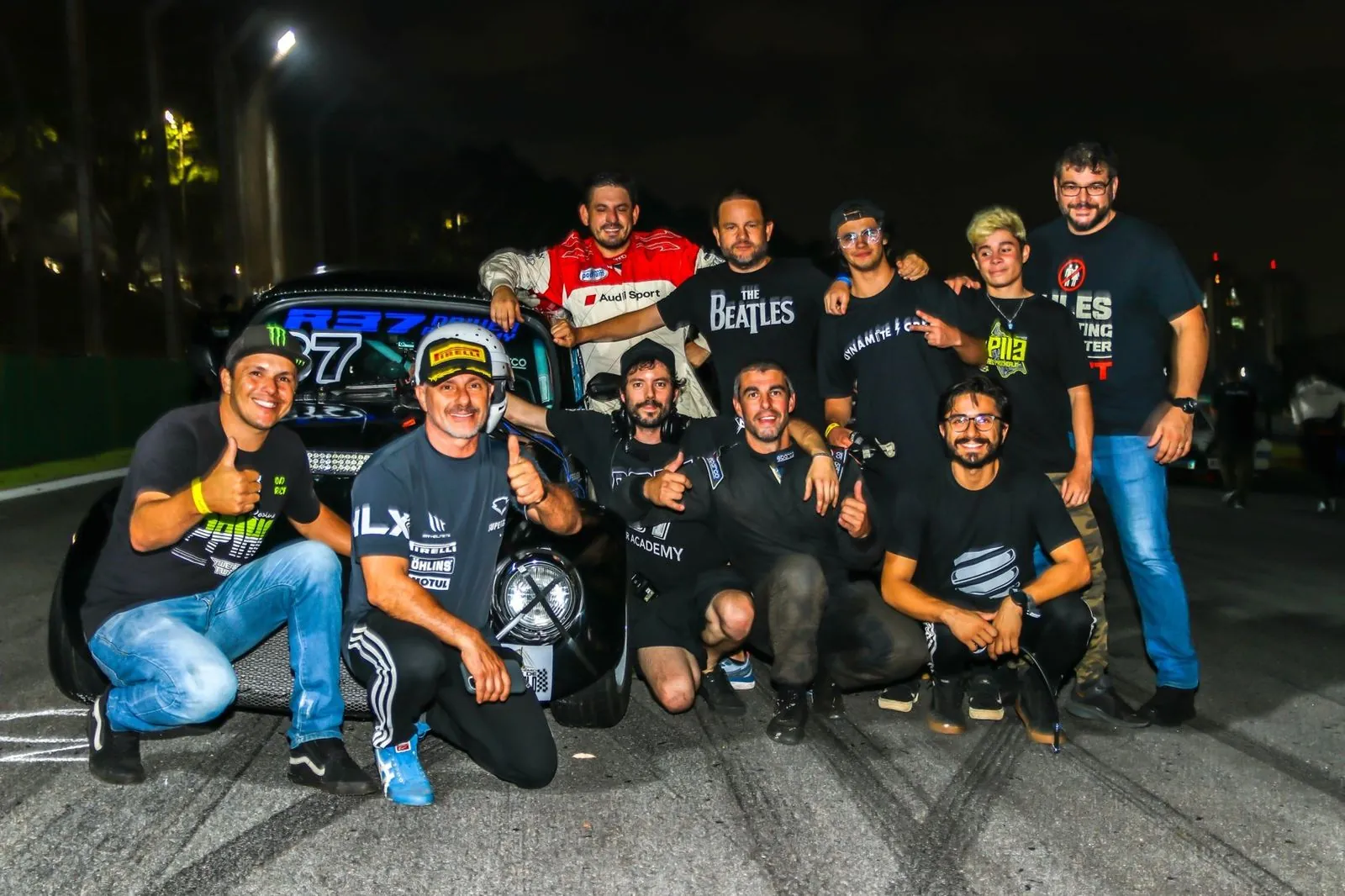 Equipe e amigos reunidos na frente do Fusca 37, à noite, momentos antes da largada das 1000 Milhas 2023