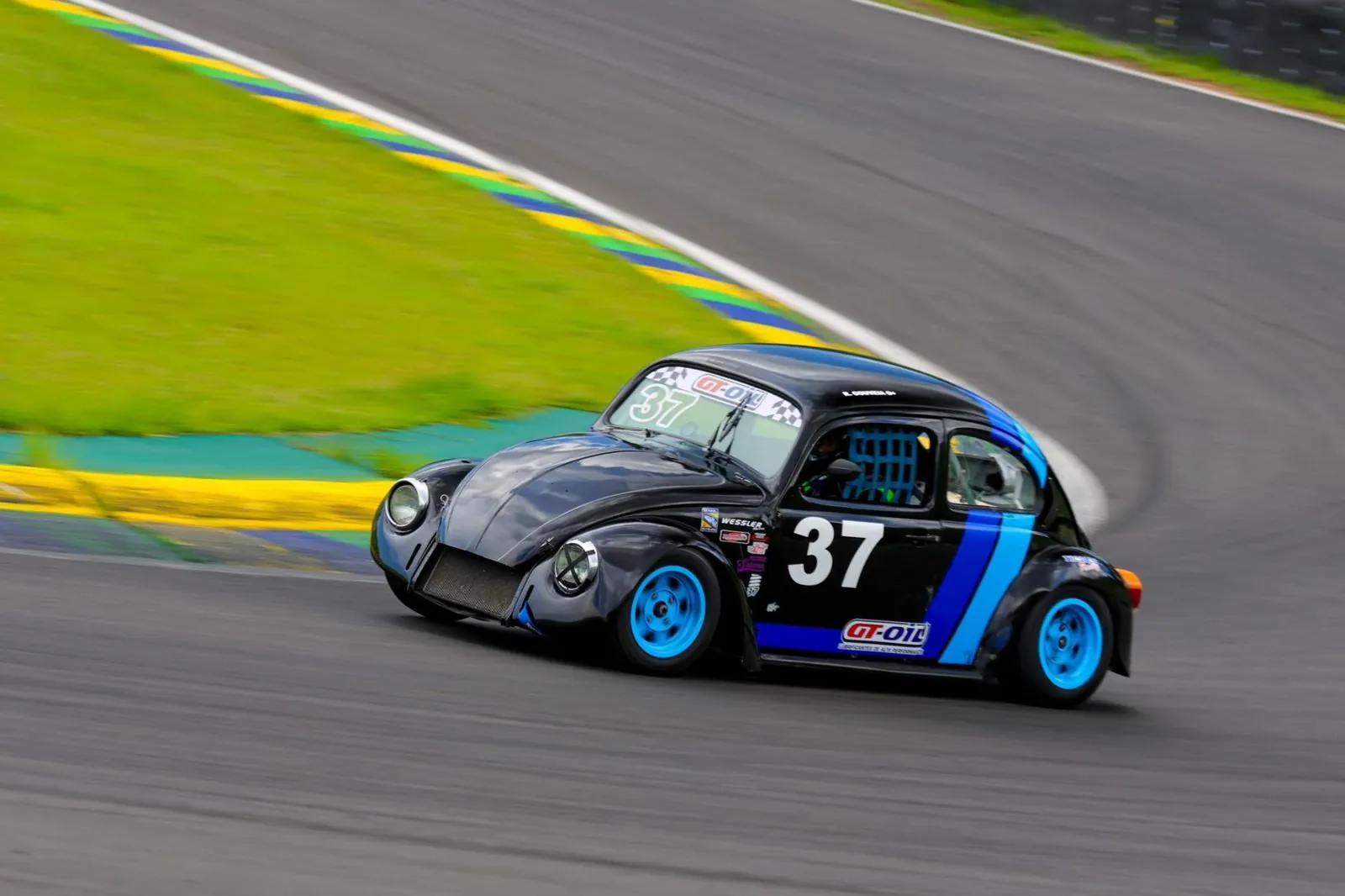 Fusca 37 contornando uma curva, com Vinicius Lira ao volante