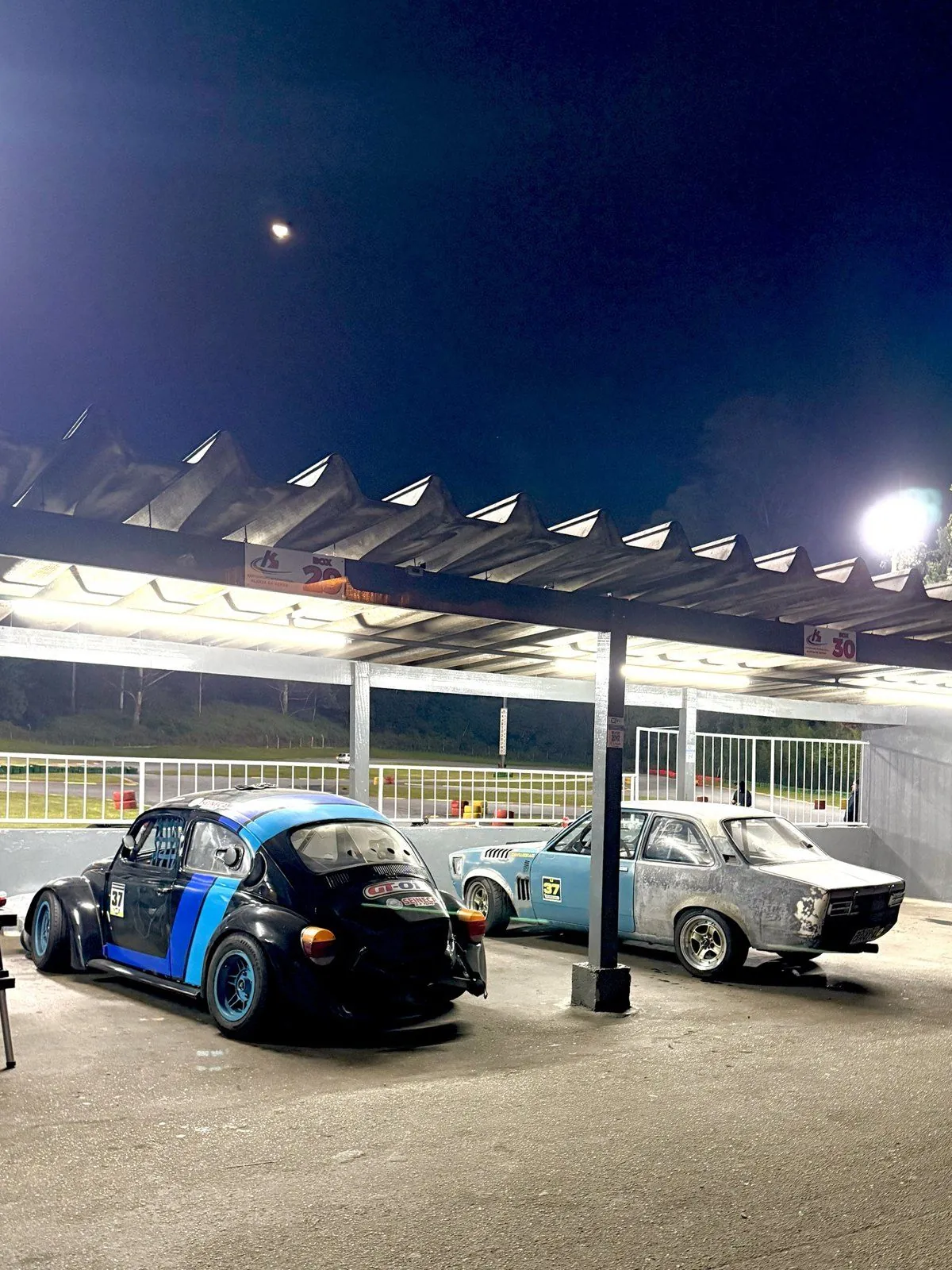 Fusca 37 e CHEV37TE lado a lado nos boxes 29 e 30 do Kartódromo Aldeia da Serra, à noite
