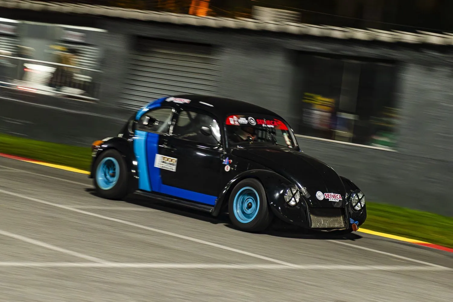 Fusca 37 em alta velocidade à noite no Kartódromo Aldeia da Serra, com o fundo borrado