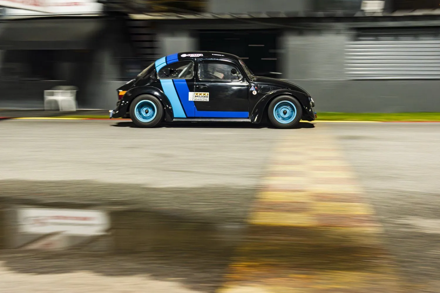Fusca 37 de lado, passando à noite pela reta do Kartódromo Aldeia da Serra