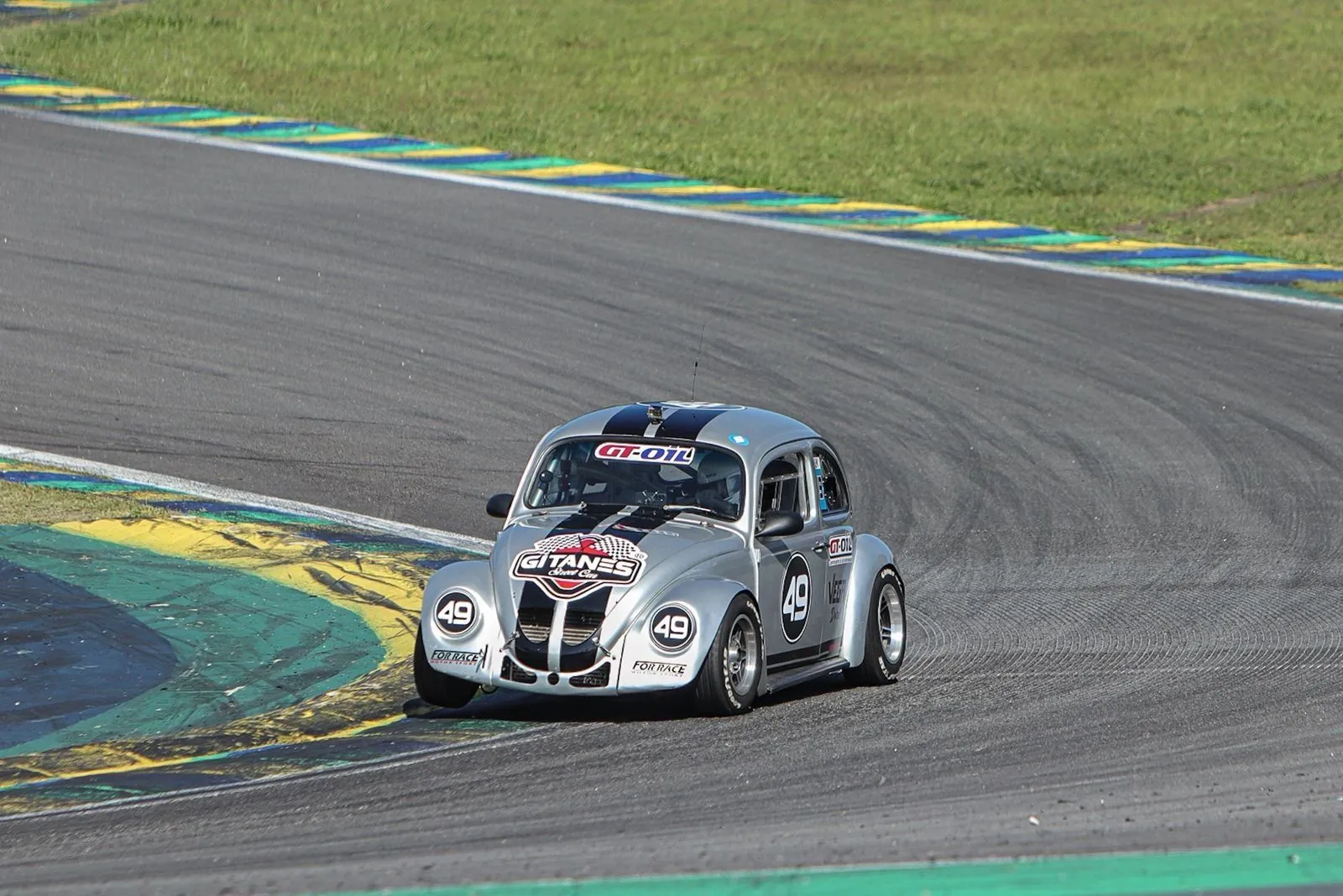 Fusca prata número 49 de Roberto Soares contornando curva em Interlagos