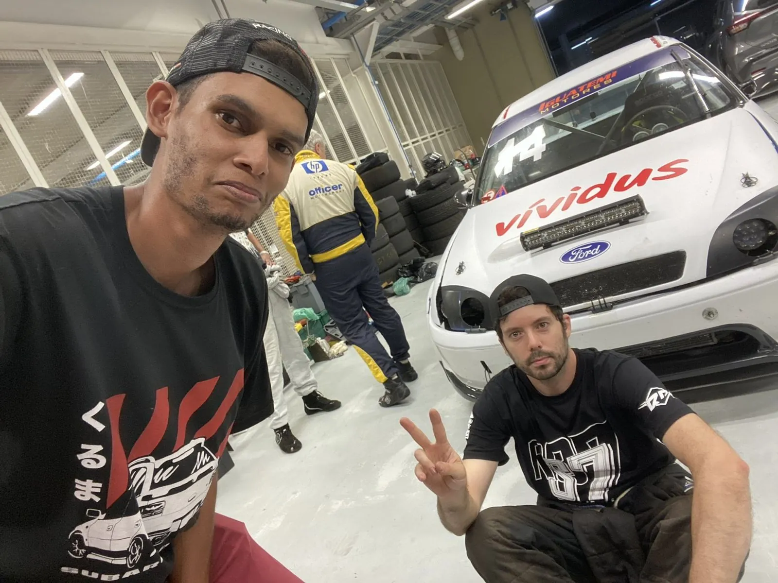 Ricardo e o amigo fotógrafo Albuquerque no box, ao lado da Courier DTM número 44 da Lira Racing