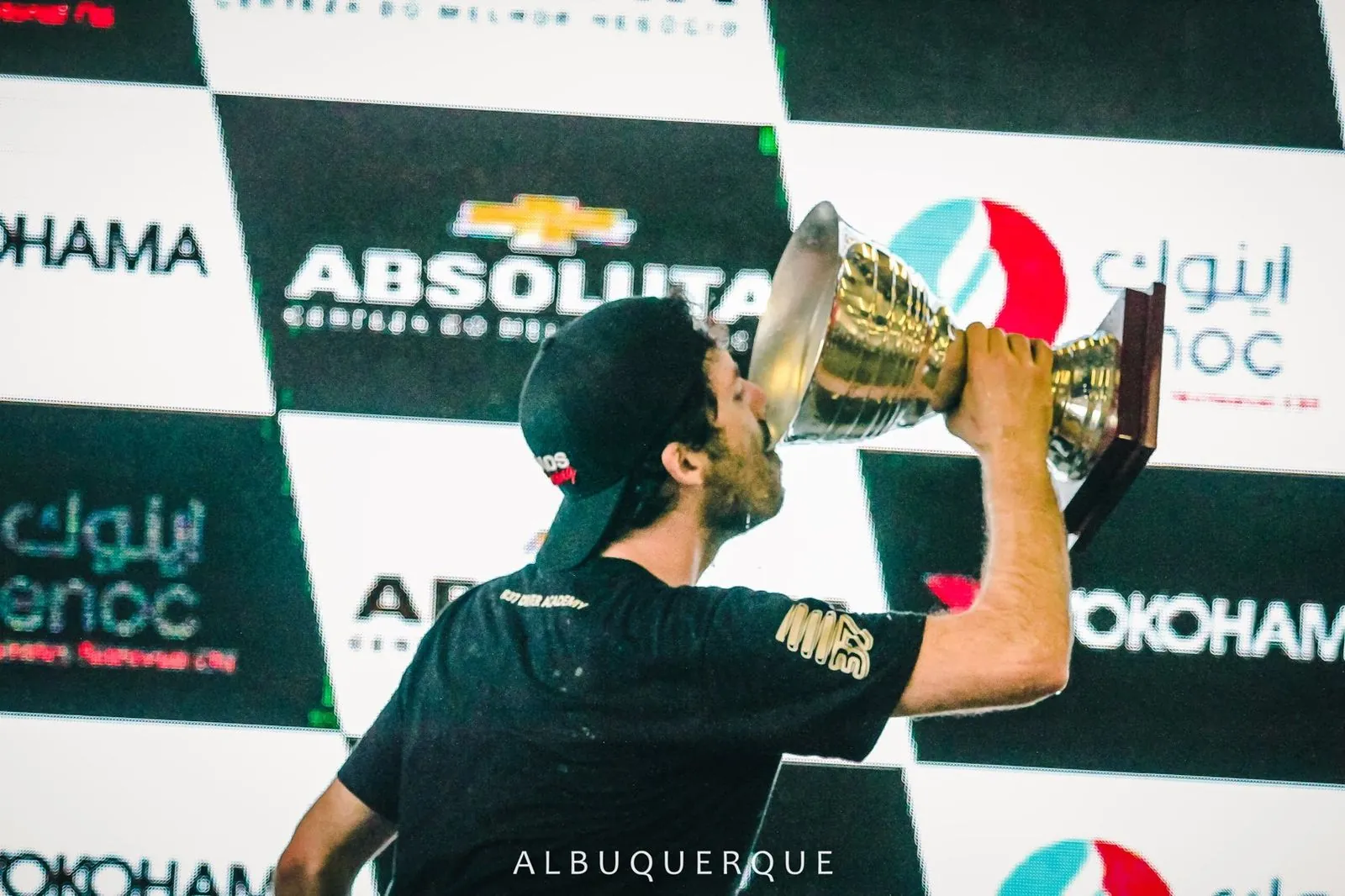 Ricardo comemorando no pódio das 1000 Milhas 2022, levando o troféu à boca
