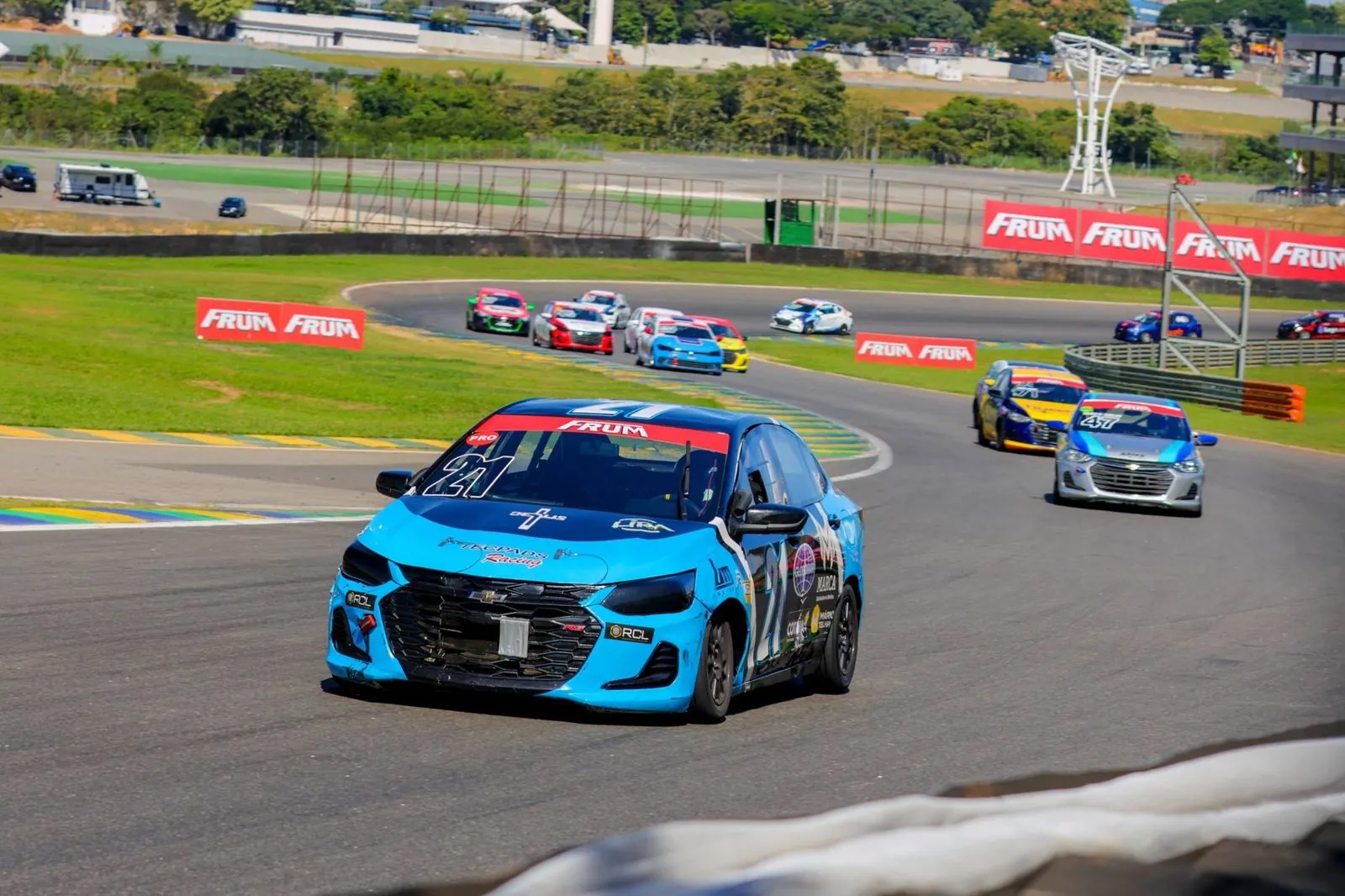New Onix azul número 21 da Lira Racing liderando um pelotão em Interlagos