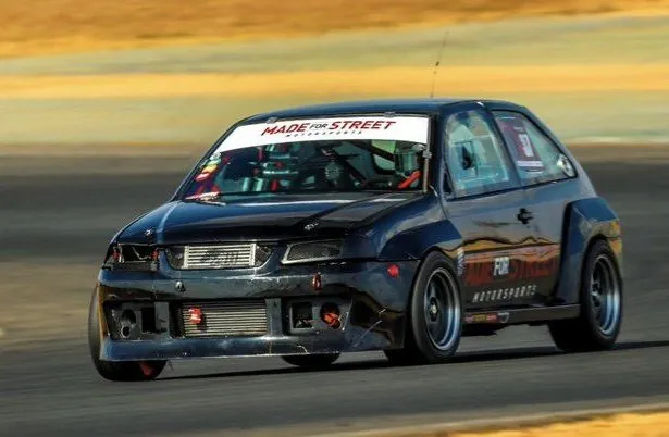 Gol Turbo da Made for Street visto de frente, em alta velocidade na pista