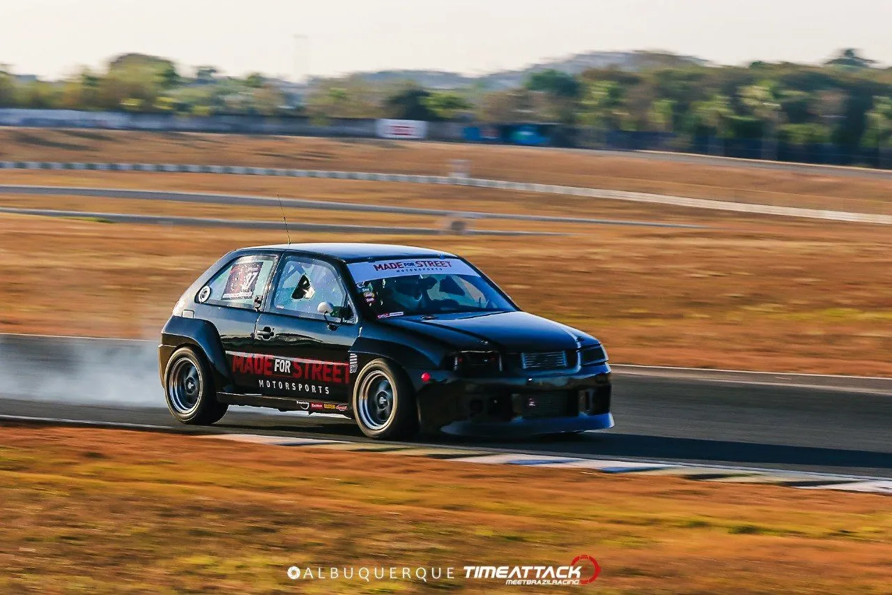Gol Turbo preto da Made for Street contornando curva em Goiânia, com fumaça dos pneus