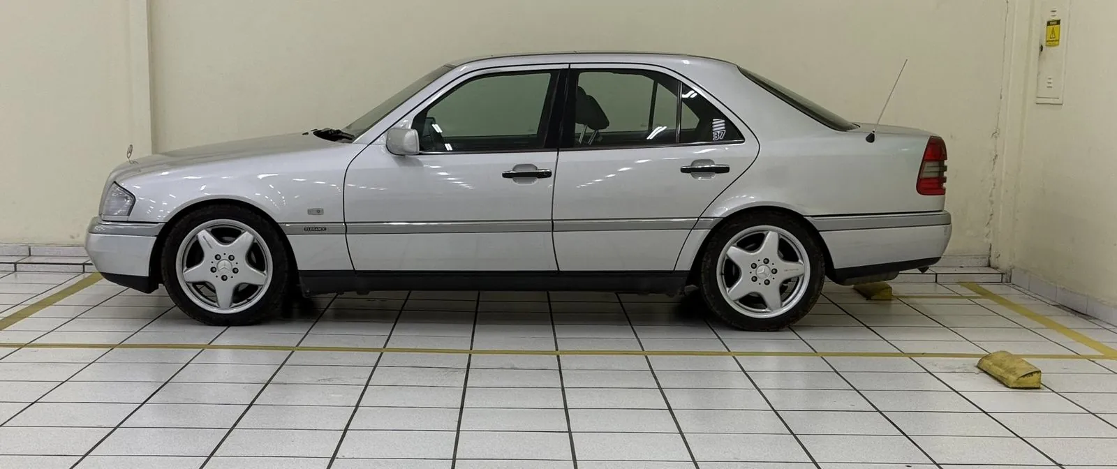 Mercedes C280 prata de perfil, mais baixa, com rodas AMG de cinco raios