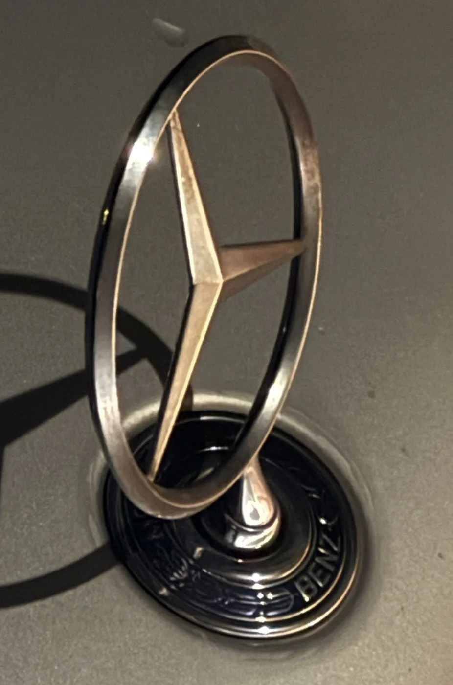Detalhe da estrela da Mercedes no capô