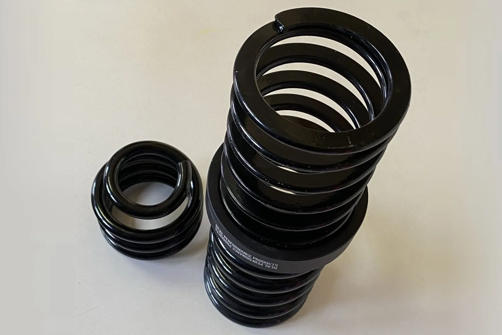 Molas R37 pretas para coilover: mola principal e mola helper