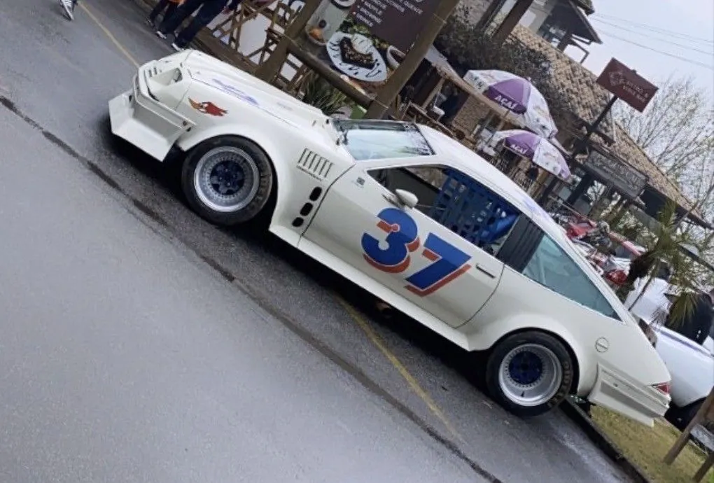 Monza 1975 branco com o número 37 na porta