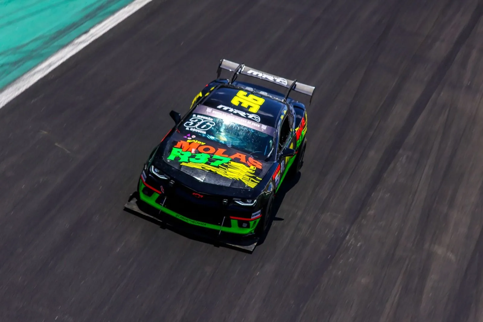 Camaro The Chaser em 2025, com a pintura da Molas R37, visto de cima em alta velocidade