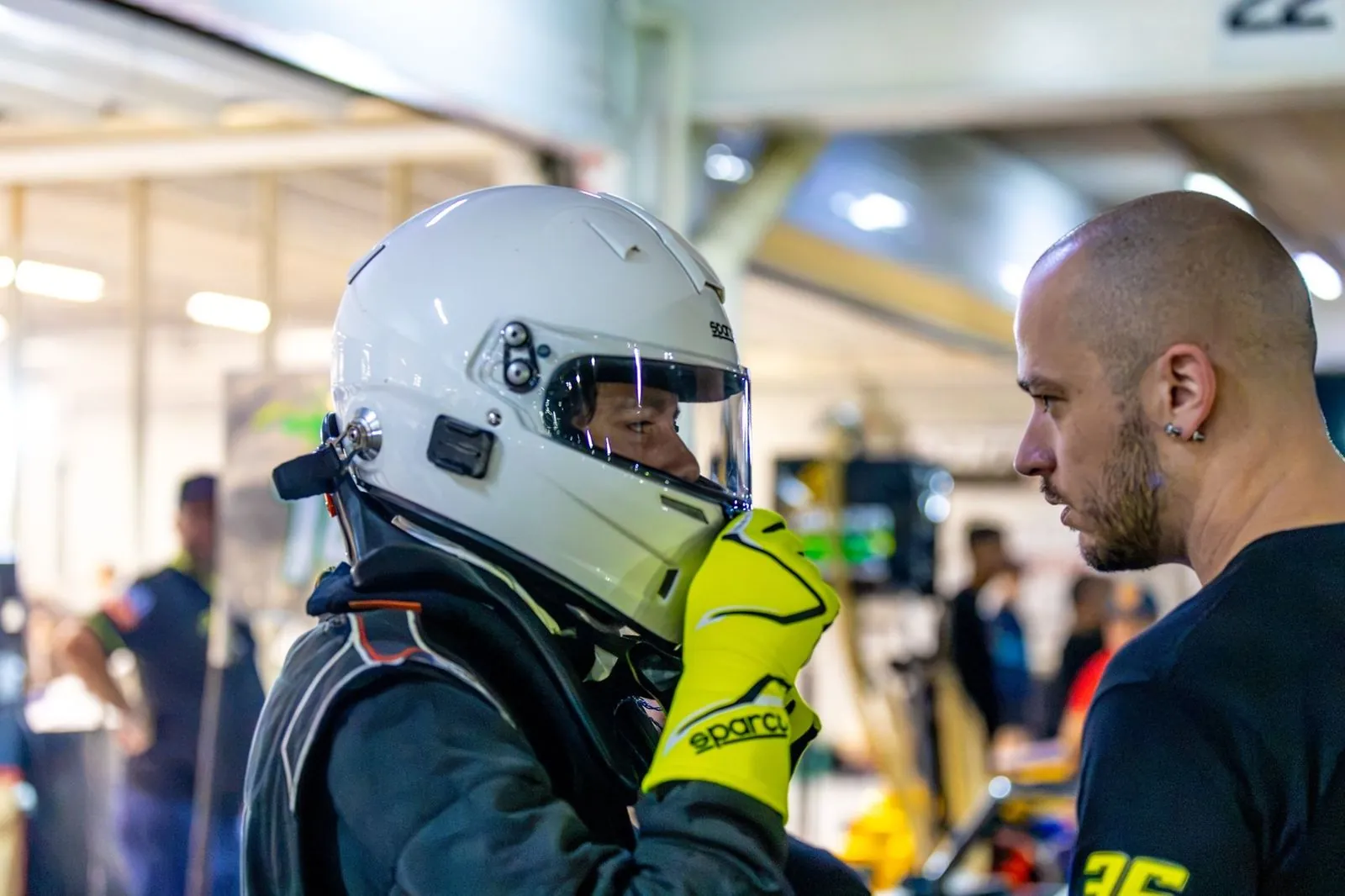 Ricardo de capacete conversando com Marco Liasch no box, durante uma etapa noturna do Road to 1000 Milhas 2026